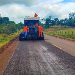 O governo de Rondônia está realizando a aplicação de 37 km de microrrevestimento na rodovia RO-370, localizada entre Cabixi e o cruzamento de Colorado do Oeste.