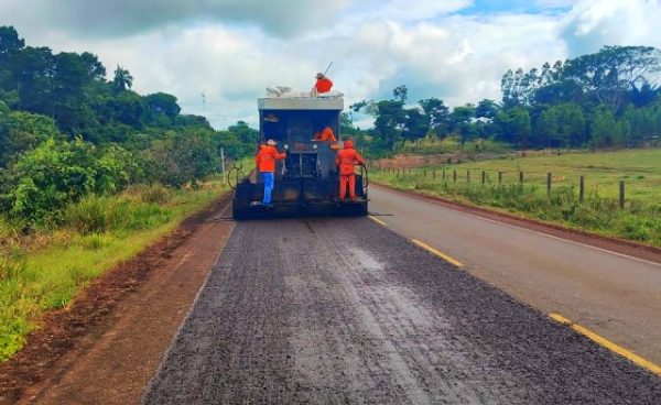 O governo de Rondônia está realizando a aplicação de 37 km de microrrevestimento na rodovia RO-370, localizada entre Cabixi e o cruzamento de Colorado do Oeste.