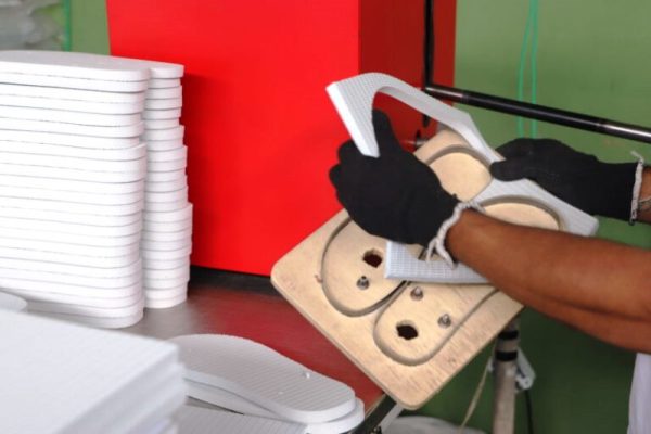 Sistema prisional pelo programa reeducandos confecciona chinelos que são doados para serviços de saúde