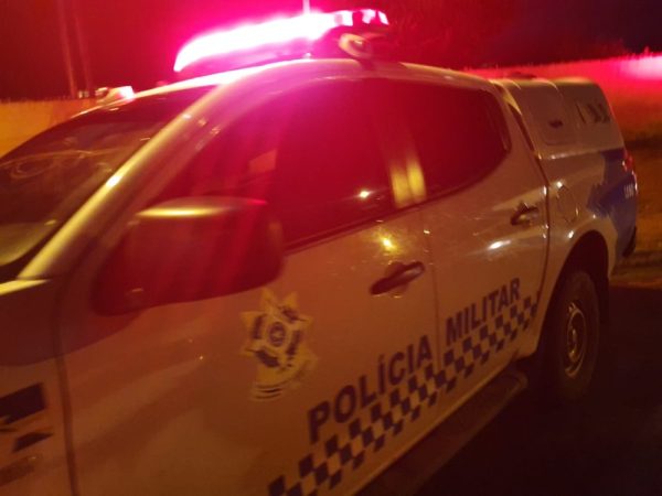 Dois indivíduos são detidos após uma série de agressões em meio a tumulto no condomínio Morar Melhor.