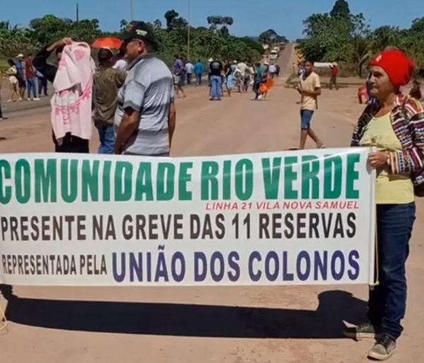 A BR-364 está bloqueada por manifestantes em Cujubim.