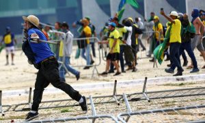 Manifestantes invadem Congresso, STF e Palácio do Planalto.