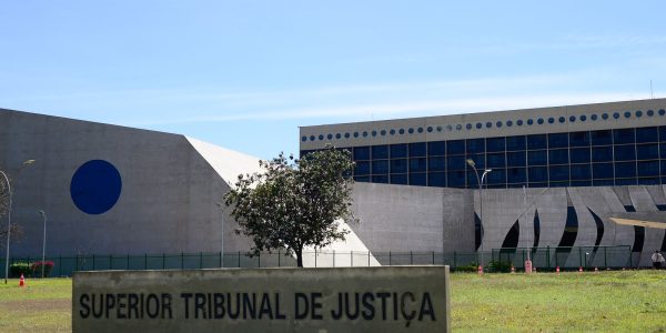 marluce-caldas-e-carlos-brandao-tomam-posse-como-ministros-do-stj
