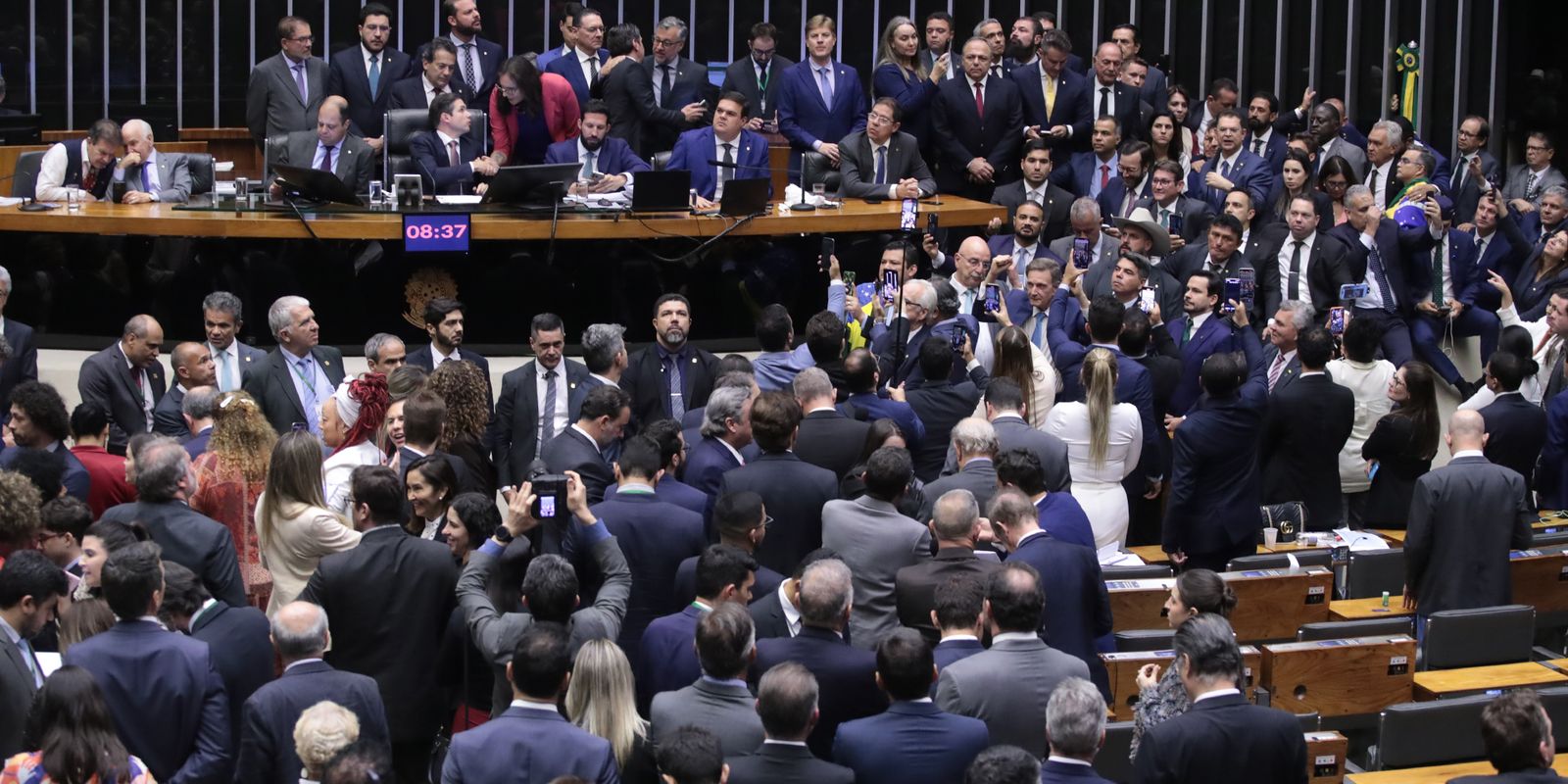 camara-aprova-urgencia-para-projeto-de-anistia-a-golpistas