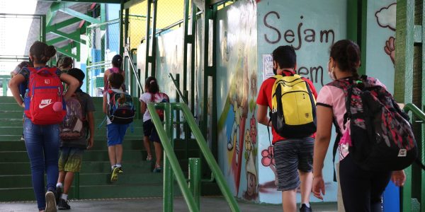 menos-da-metade-das-escolas-publicas-esta-ligada-a rede-de-esgoto