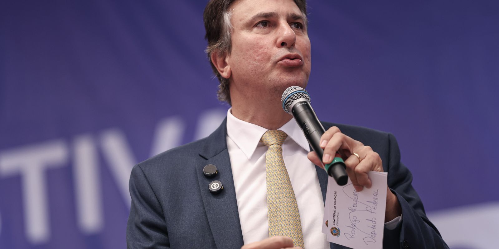 ministro-da-educacao-diz-que-professor-tem-que-ser-bem-remunerado