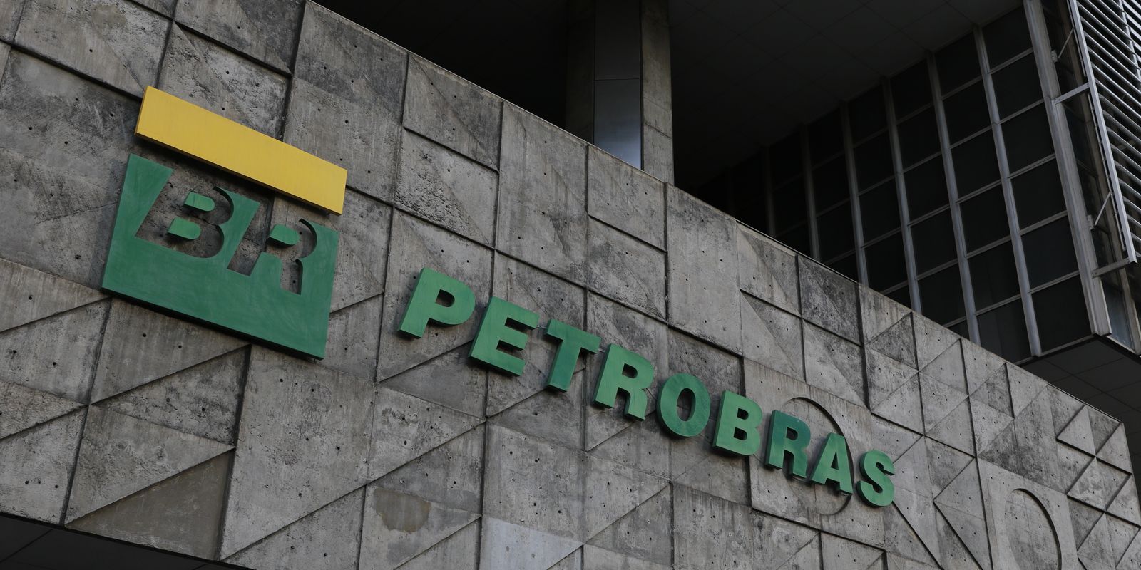 petrobras-anuncia-lucro-liquido-de-r$-32,7-bi no-terceiro-trimestre 