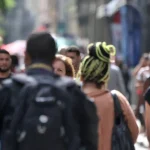 diretores-e-gerentes-negros-ganham-34%-menos-que-brancos,-revela-ibge