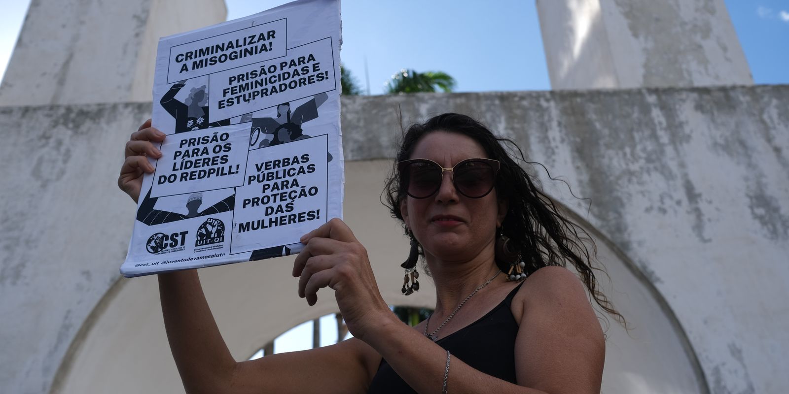 ato-nos-arcos-da-lapa-pede-fim-da-violencia-contra-mulheres-e-lgbtqia+
