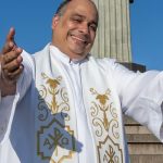 padre-omar,-reitor-do-santuario-cristo-redentor,-faz-show-na-lagoa