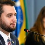 moraes-pede-que-filipe-martins-explique-uso-de-rede-social
