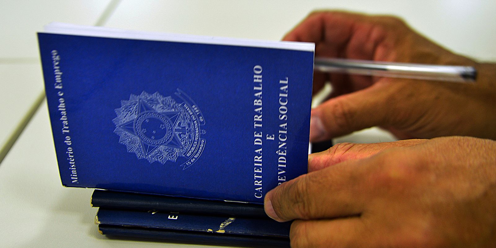 pesquisa-revela-que-brasileiro-prefere-emprego-com-carteira-assinada