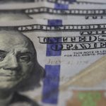 dolar-fecha-abaixo-de-r$-5-pela-primeira-vez-em-mais-de-dois-anos