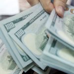 dolar-fecha-abaixo-de-r$-5,-e-bolsa-cai-com-cautela-global