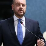governador-em-exercicio-do-rio-troca-comando-de-secretarias