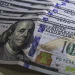 dolar-cai-para-r$-4,95-e-fecha-no-menor-valor-em-dois-anos