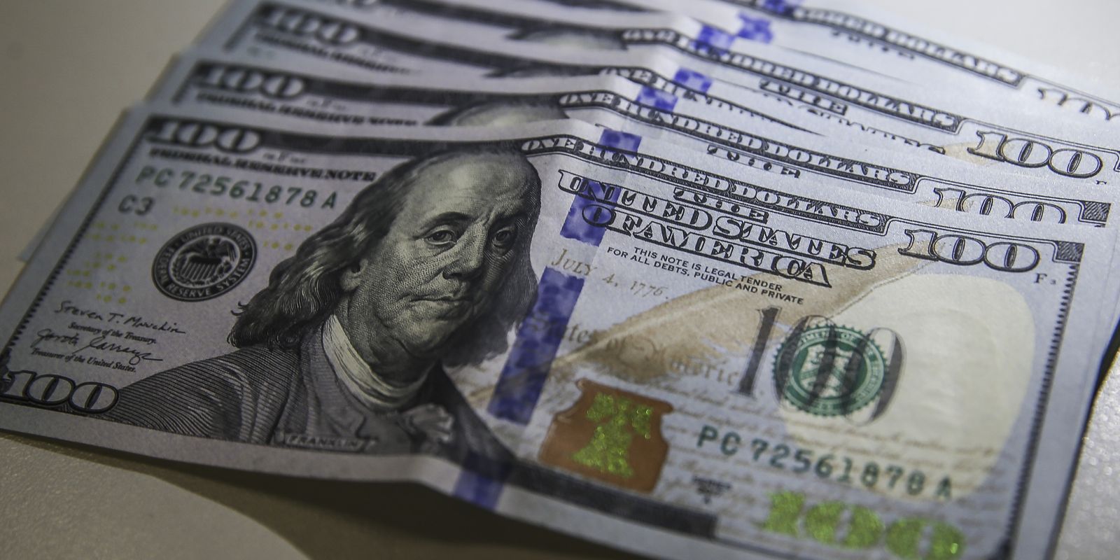 dolar-cai-para-r$-4,95-e-fecha-no-menor-valor-em-dois-anos