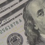 dolar-sobe-a-r$-5,06,-e-bolsa-cai-com-tensao-global-e-ruido-politico