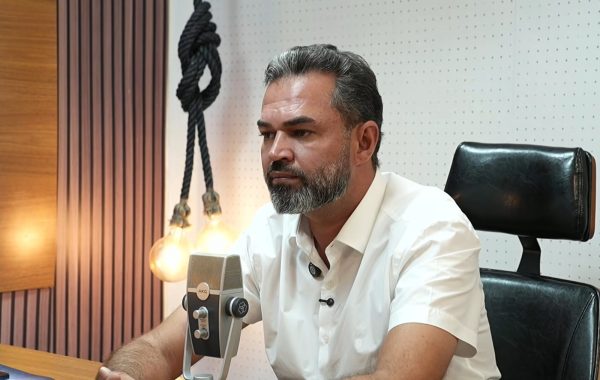 Bruno Scheid durante vídeo em que critica a crise na saúde pública de Rondônia e cobra mais investimentos e infraestrutura para o setor.