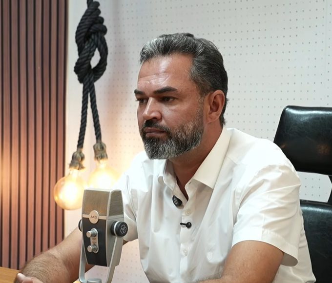 Bruno Scheid durante vídeo em que critica a crise na saúde pública de Rondônia e cobra mais investimentos e infraestrutura para o setor.