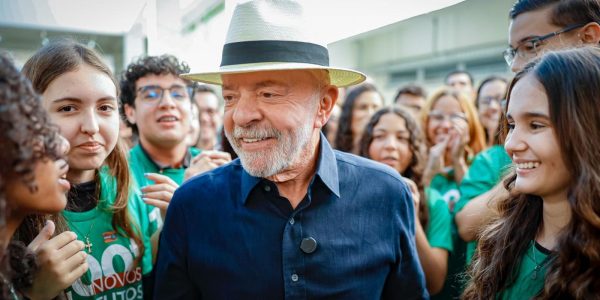 “quem-tinha-que-aumentar-a-taxa-seriamos-nos”,-diz-lula-sobre-eua