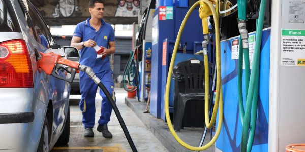 vendas-no-comercio-recuam-1,5%-em-abril,-impactadas-por-combustiveis
