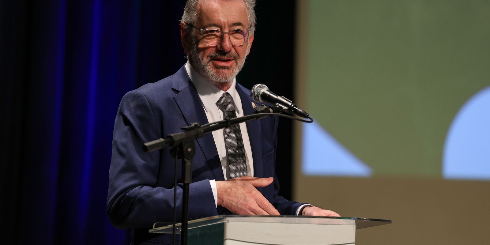 “brasil-nao-vai-abandonar-a-mesa”,-diz-ministro-sobre-taxacao-dos-eua