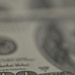 dolar-recua,-bolsa-cai-e-petroleo-dispara-com-tensao-no-oriente-medio